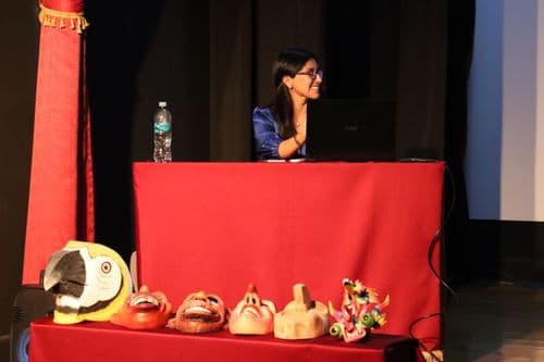  Un recorrido histórico de las máscaras y el teatro durante el conversatorio por el aniversario del TSUM