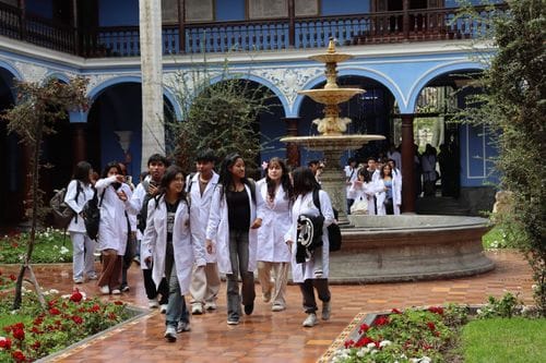 Estudiantes de la Facultad de Medicina de la UNMSM conectan con la historia en la Casona de San Marcos