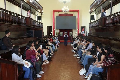 Una primera mirada a San Marcos: estudiantes de intercambio recorren la Casona